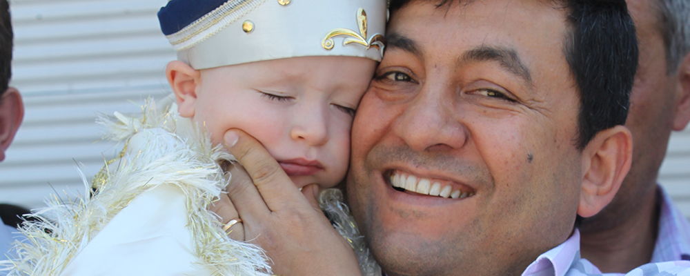 SÜNNET sırasında aile nasıl davranmalıdır, çocuğun yanında kimler bulunmalıdır?